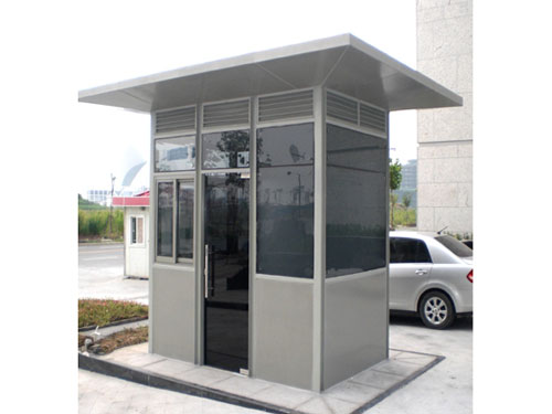 ?工地崗?fù)?></div>1. 漏水問題<br>故障現(xiàn)象：屋頂、墻體接縫或門窗處滲水，導(dǎo)致內(nèi)部設(shè)備受潮。<br>可能原因及解決：<br>屋頂防水老化：彩鋼板接縫處密封膠開裂，或鋼結(jié)構(gòu)屋頂防水層破損。<br>解決：清除舊密封膠，重新涂抹防水密封膠（如硅酮膠），并在屋頂鋪設(shè)防水卷材（如 SBS 改性瀝青卷材）。<br>門窗密封不嚴(yán)：密封條老化、變形或安裝時(shí)縫隙未填實(shí)。<br>解決：更換老化的密封條，在門窗框與墻體連接處填充聚氨酯泡沫膠，外部用密封膠封邊。<br>墻體板材破損：彩鋼板受外力撞擊后穿孔，或夾芯板接縫處開裂。<br>解決：用同材質(zhì)板材修補(bǔ)破損處，內(nèi)側(cè)用結(jié)構(gòu)膠固定，外側(cè)用防水膠帶覆蓋。<br>2. 門窗開關(guān)異常<br>故障現(xiàn)象：門窗卡頓、關(guān)不嚴(yán)或鎖具失靈。<br>可能原因及解決：<br>框架變形：崗?fù)な芡饬D壓或地基沉降導(dǎo)致框架扭曲。<br>解決：校正框架結(jié)構(gòu)，若地基沉降需重新平整地面，加裝支撐腳調(diào)整水平度。<br>五金件磨損：合頁、鎖具長期使用后生銹或松動。<br>解決：涂抹潤滑油（如黃油）潤滑合頁，更換損壞的鎖芯或把手，擰緊固定螺絲。<br>軌道積塵：推拉門窗軌道內(nèi)堆積灰塵、碎石，導(dǎo)致滑動受阻。<br>解決：用毛刷清理軌道雜物，涂抹潤滑劑（如凡士林）改善滑動性能。<br>3. 電路故障<br>故障現(xiàn)象：照明不亮、插座沒電或設(shè)備跳閘。<br>可能原因及解決：<br>線路老化或短路：臨時(shí)布線未穿管保護(hù)，長期暴曬導(dǎo)致絕緣層破損。<br>解決：重新鋪設(shè)電線，穿入 PVC 管或金屬波紋管保護(hù)，用絕緣膠帶包扎破損處，更換跳閘的空氣開關(guān)。<br>負(fù)載過載：同時(shí)使用大功率設(shè)備（如空調(diào)、電暖器）導(dǎo)致電流過大。<br>解決：分路設(shè)置電路，避免多個設(shè)備共用同一回路，加裝過載保護(hù)器（如漏電斷路器）。<br>接頭松動：開關(guān)、插座接線端子松動或氧化。<br>解決：斷開電源后，擰緊接線端子，清除氧化層，必要時(shí)更換老化的開關(guān)插座。<br>4. 保溫隔熱效果差<br>故障現(xiàn)象：夏季高溫、冬季寒冷，室內(nèi)溫度波動大。<br>可能原因及解決：<br>板材保溫性能不足：彩鋼夾芯板厚度不足（如低于 50mm）或芯材為聚苯乙烯（保溫性差）。<br>解決：更換為聚氨酯夾芯板（厚度≥75mm），或在墻體內(nèi)側(cè)加裝保溫棉（如玻璃棉、巖棉）。<br>密封不嚴(yán)：門窗縫隙漏風(fēng)，導(dǎo)致冷暖空氣侵入。<br>解決：加裝密封條或擋風(fēng)條，在窗戶內(nèi)側(cè)貼保溫膜，減少熱量流失。<br><br>
	</div>

    <div style=