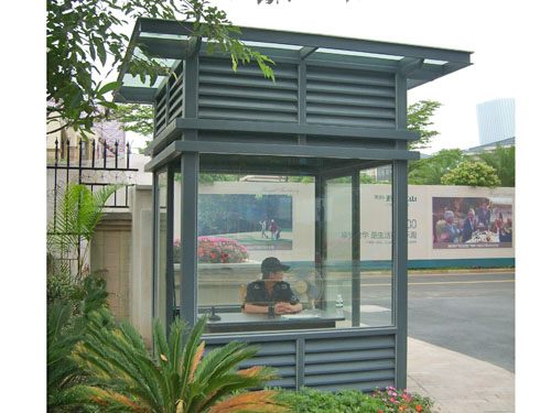 執(zhí)勤崗?fù)?></div>主要功能<br>執(zhí)勤值守：為安保人員、交警、城管等提供固定工作場所，便于開展巡邏登記、證件檢查、交通指揮等工作。<br>便民服務(wù)：部分崗?fù)ぜ婢弑忝窆δ?，如提供問路指引、?yīng)急充電、臨時休息區(qū)等，提升公共服務(wù)體驗。<br>監(jiān)控預(yù)警：集成監(jiān)控攝像頭、報警裝置等設(shè)備，實現(xiàn)區(qū)域安全監(jiān)控與異常情況快速響應(yīng)。<br>環(huán)境防護：為執(zhí)勤人員遮擋風(fēng)雨、隔離高溫或嚴寒，保障戶外工作舒適度。<br>典型應(yīng)用場景<br>交通管理：設(shè)置于十字路口、高速收費站，用于交警執(zhí)勤、違章處理及交通疏導(dǎo)。<br>小區(qū)安保：作為小區(qū)出入口崗哨，執(zhí)行人員與車輛登記、訪客管理等任務(wù)。<br>公共場所：如機場、火車站、公園等區(qū)域，用于治安巡邏人員駐點，維護秩序。<br>疫情防控：疫情期間作為核酸采樣點、體溫檢測崗，實現(xiàn)臨時隔離與防疫篩查。<br><div style=